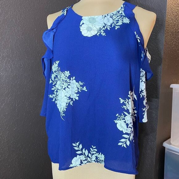 Haute Monde blue floral cold shoulder ruffle sleeve crinkle texture tunic top - Picture 1 of 7